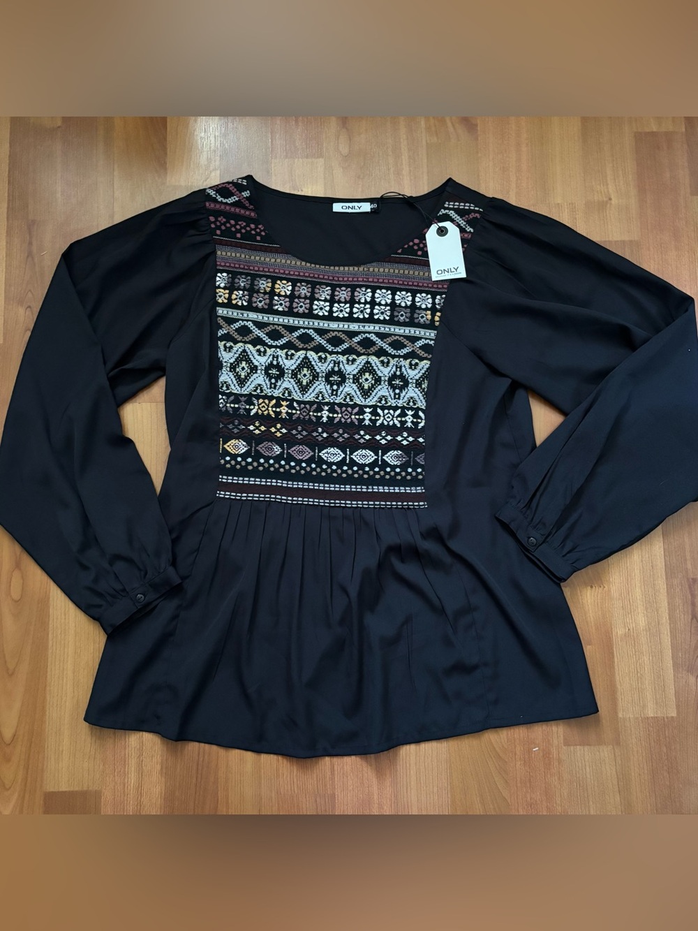 Women’s NWT ONLY black long sleeve top with embroidered pattern. Size: 40
